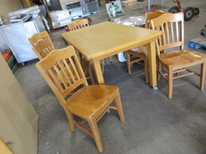 ROLLING OAK TABLE WITH 6 CHAIRS