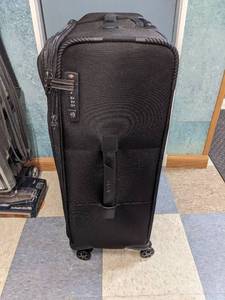 lot 20 image: Travelpro 25 Black Expendable Spinner