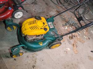 lot 18 image: Briggs & Stratton Mower Starts wit...