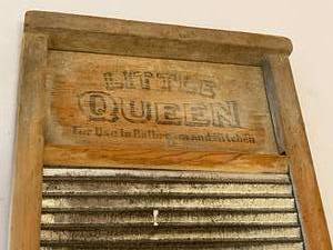 lot 50 image: Vintage Little Queen Washboard