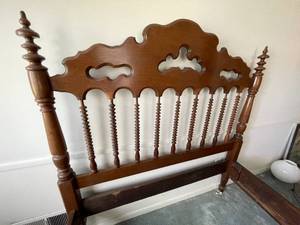 lot 58 image: Ornate Queen Sized Spindle Head And Foot Board