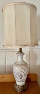 lot 87 image: Pretty Gold Accented Lamp