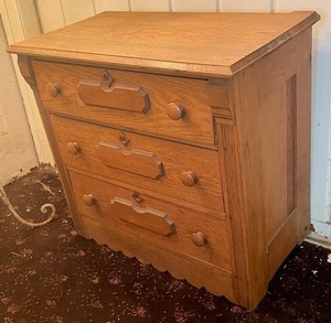lot 93 image: Petite Vintage Dresser