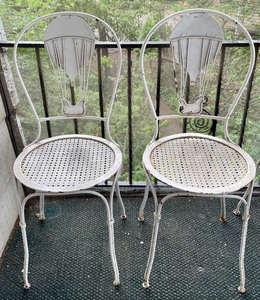 lot 117 image: Fun Vintage Metal Chairs