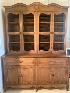 lot 14 image: Vintage Display Hutch with Lazy Susan Storage