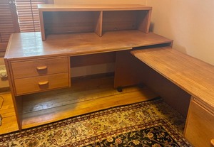 lot 59 image: Terrific Two Piece DeskCredenza Set