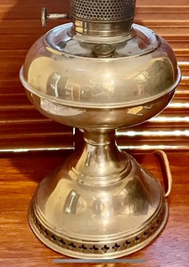 lot 79 image: B&H Vintage Lamp