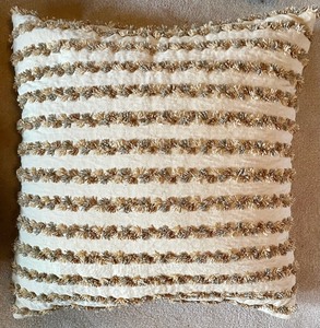 lot 116 image: 4 Large Accent Pillows