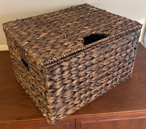 lot 173 image: Wicker Decor