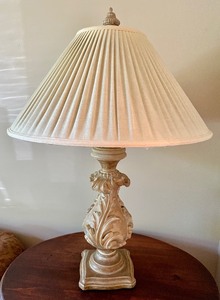 lot 205 image: Lovely Table Lamp