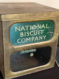lot 179 image: Vintage National Biscuit Company Tin and Metal Pastry Tin Mold