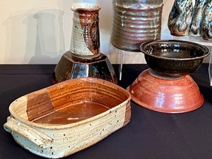 lot 177 image: Variety of Lovely Pottery Items