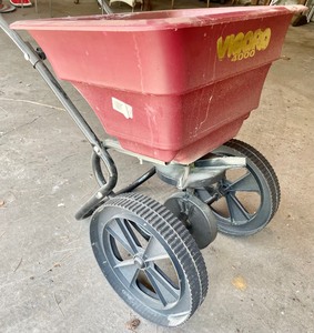 lot 230 image: Vigoro 4000 Yard Spreader