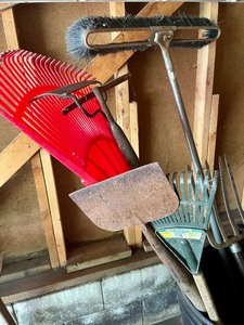 lot 242 image: Bucket O Yard Tools