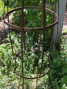lot 10 image: Decorative Garden ItemTrellis