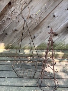 lot 7 image: Two Decorative Garden Pieces