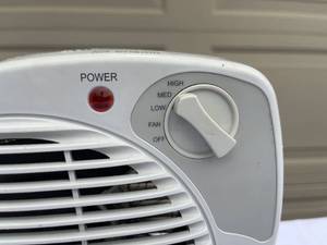 lot 161 image: Pelonis Three Speed Desk Fan  Heater