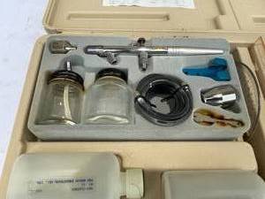 lot 166 image: Air Brush Kit