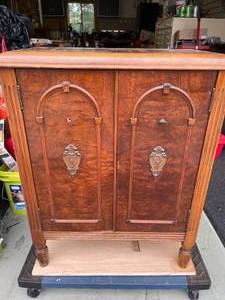 lot 215 image: Vintage Spartan Radio