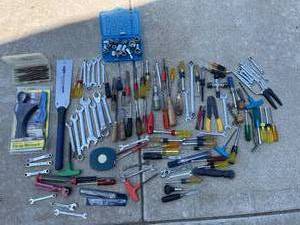 lot 295 image: Assorted Hand Tools Lot