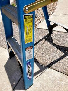lot 32 image: 4ft Blue Werner Step Ladder
