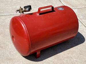 lot 27 image: Portable 10 Gallon Air Tank