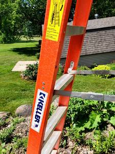 lot 14 image: 6ft Orange Keller Fiberglass Ladder