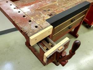 lot 30 image: Vintage Workbench with Vise