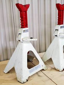 lot 33 image: (2) 6 Ton Jack Stands