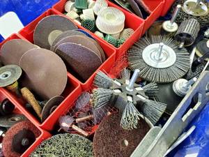 lot 124 image: Assorted Air Tools Sanding Accessories