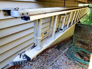 lot 119 image: 12ft Aluminum Extension Ladder