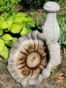 lot 114 image: Cement Bird Bath Yard Decor