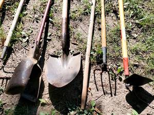 lot 208 image: Assorted Yard Tools Lot