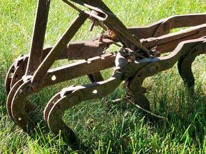 lot 332 image: Vintage Farm Equipment Yard Decor Lot