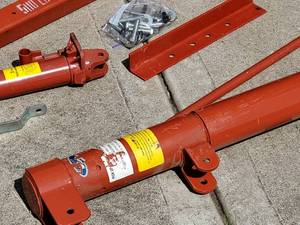 lot 117 image: Truck Mounted Hoist Lift