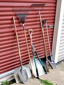 lot 343 image: Assorted Yard Tools Lot