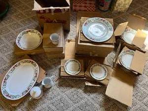 Set of Christmas Dishes - Set of 40