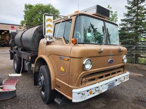 lot 82 image: 1990 Ford C8000 2-Door Tanker Truck