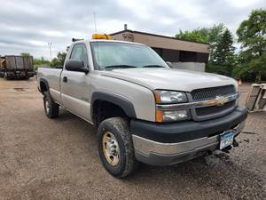 lot 84 image: 2004 Chevrolet Silverado 2500HD Regular Cab 2-Door Pickup Truck