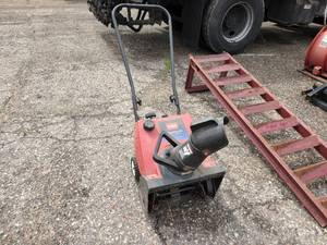 lot 95 image: Toro Powerlite 98cc 16 Snowblower
