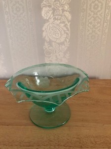 lot 39 image: Vintage Green Glass bowls