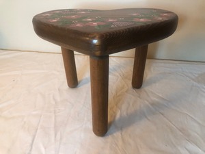 lot 62 image: Heart Table With Flowers