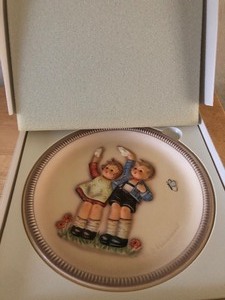 lot 162 image: Collectible decorative plate