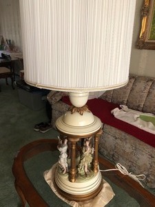lot 49 image: Vintage Table Lamp