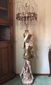 lot 25 image: Vintage Statue Floor Lamp