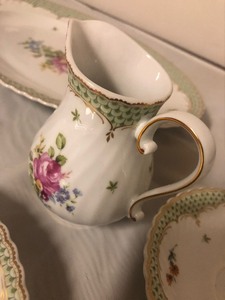 lot 253 image: Flower Dish Set