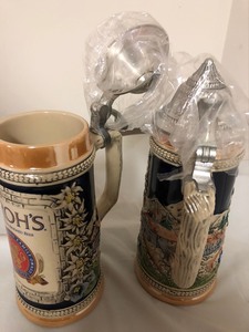 lot 285 image: Strohs Beer Stein Mugs