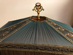 lot 18 image: Vintage Floor Lamp