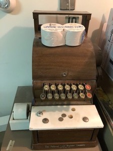 lot 292 image: Antique Cash Register