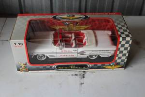 Yat Ming 1958 Pontiac Bonneville Indianapolis Motor Speedway Official Pace Car Diecast Metal Replica 118 Scale (in box)